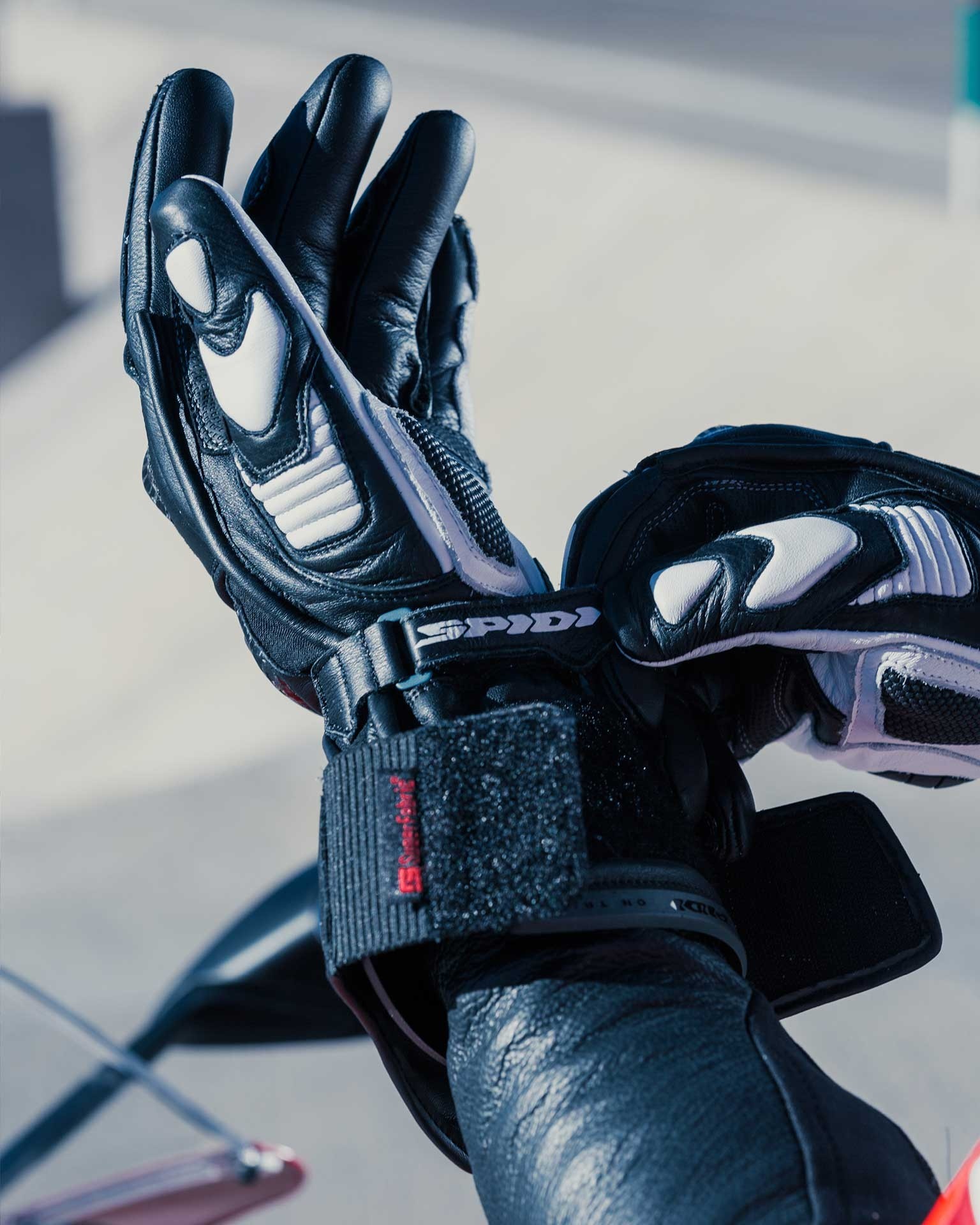 Мото ръкавици SPIDI Carbo track EVO BLACK/WHITEМото ръкавици SPIDI Carbo track EVO BLACK/WHITE - Image 5